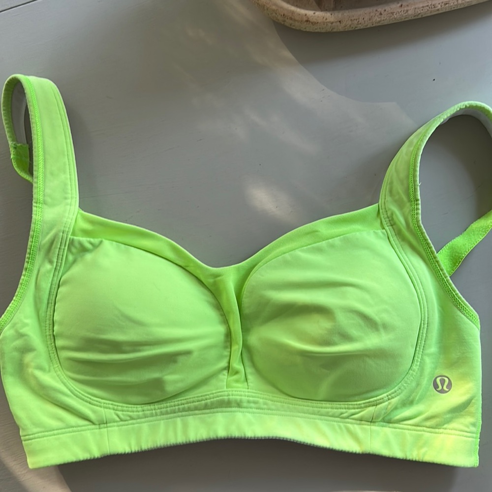 Lululemon Ta Ta Tamer lime green sports bra, gently use, in very good condition
